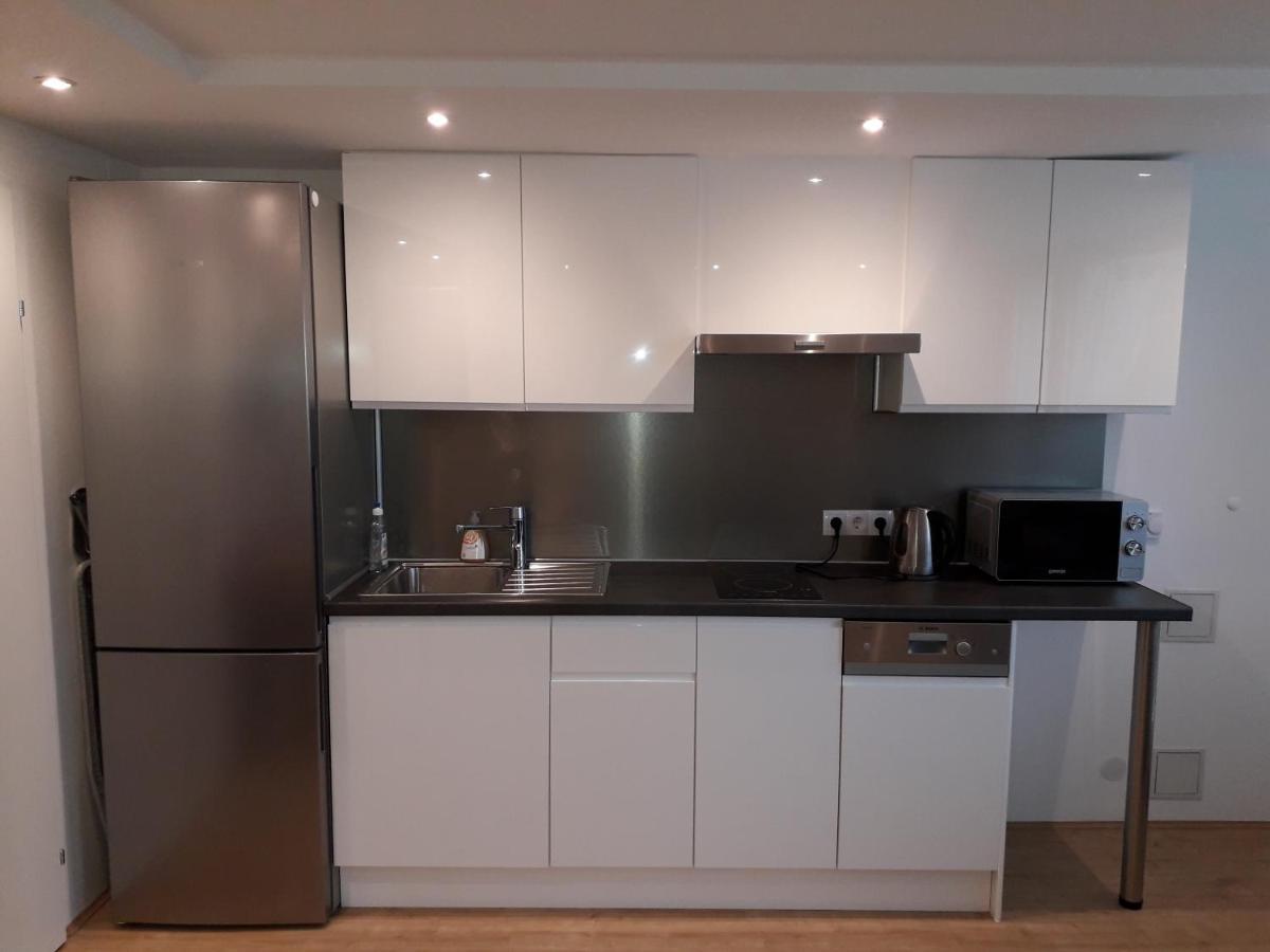 Cosy Flat In The Quiet Area With Own Garden, Free Parking And Direct Public Transport Link To The Centre Wien