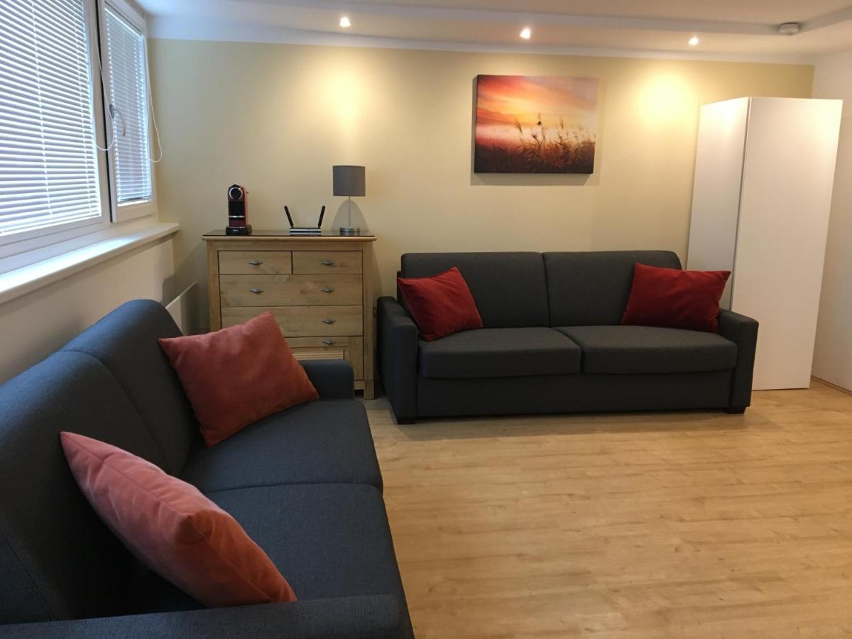 Apartment Cosy Flat In The Quiet Area With Own Garden, Free Parking And Direct Public Transport Link To The Centre *